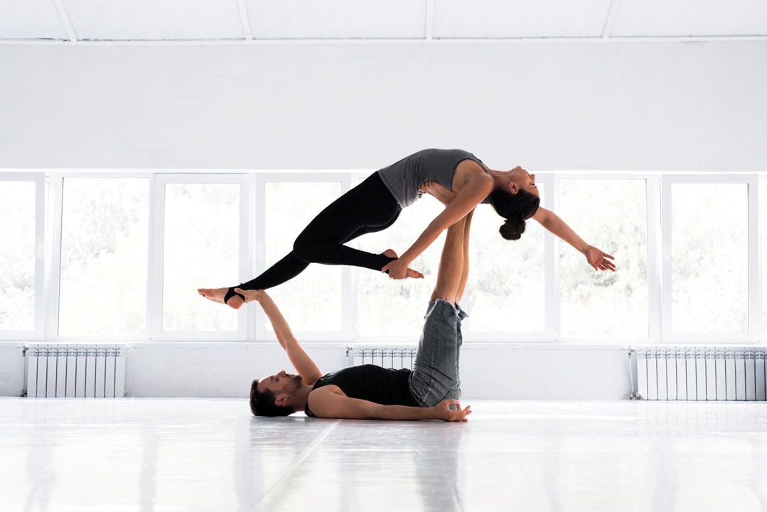 AcroYoga for all those who have always wanted to take off. - LUVIYO AG | EU